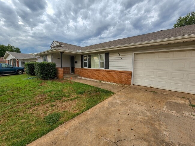 Photo - 1304 Thompson Dr