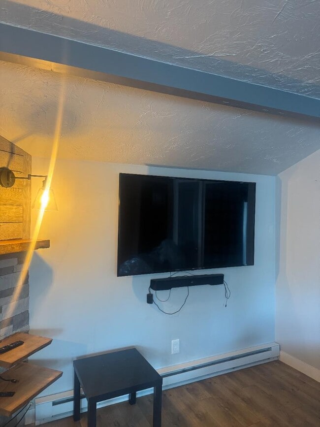 Photo - 308 Garnet St