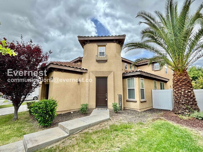 Building Photo - 5 Bed/3.5 Bath Home with Garage / Vouchers Accepted / Available Now!