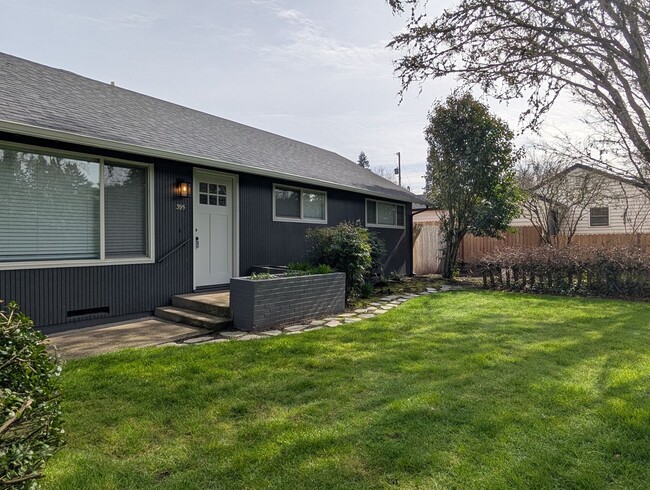 Photo - updated 4bed/2bath duplex near Oakway Rd