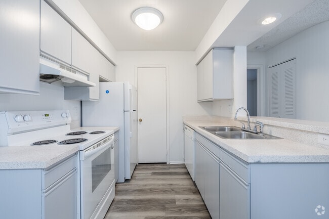 2BR, 2BA - 820SF - Kitchen