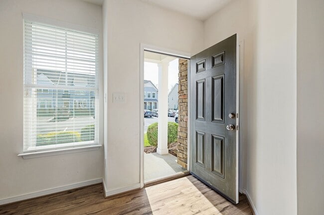 Photo - 3 Bedroom Corner Townhome!!! Available Early-Mid April****