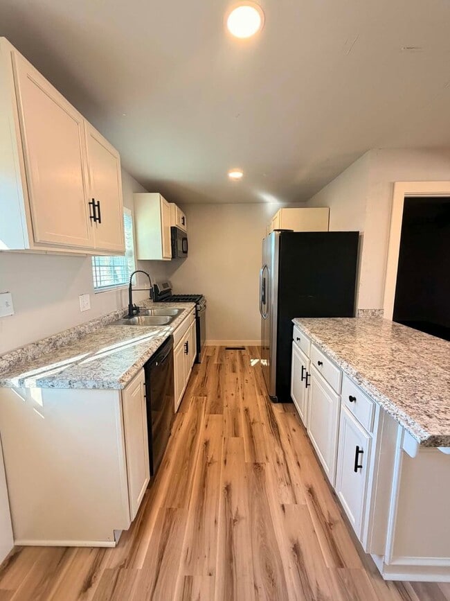 Photo - Beautiful 3 bedroom / 2 bathroom house in Joplin Mo with fenced in Yard!!