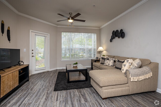 1BR, 1BA - 843SF