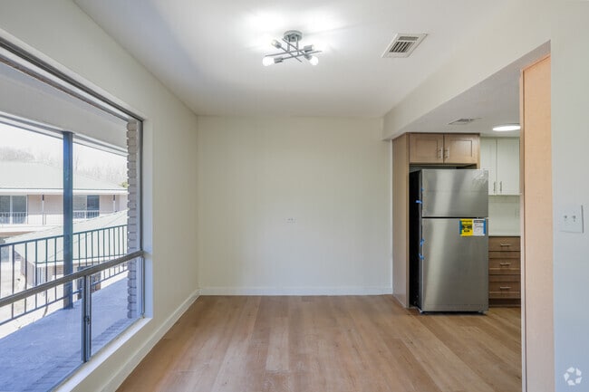 3BR, 2BA - 973SF - Dining Room / Living Room