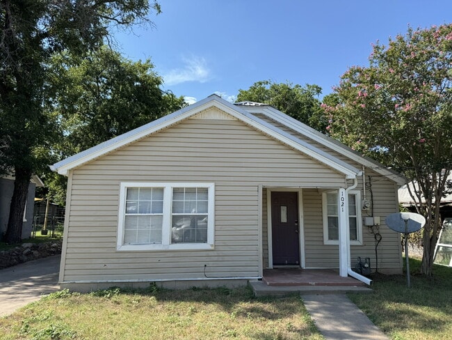 Building Photo - Charming 3 Bed, 1 Bath Home