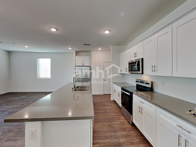 Photo - 3360 Blodwen St