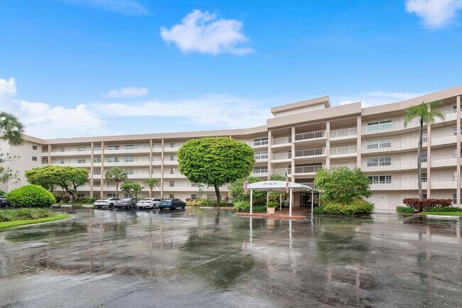 Photo - 3900 Oaks Clubhouse Dr Unit 411