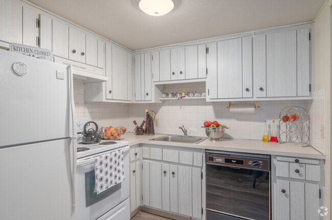 Model - 2 BD, 1 BA - 912SF - Kitchen