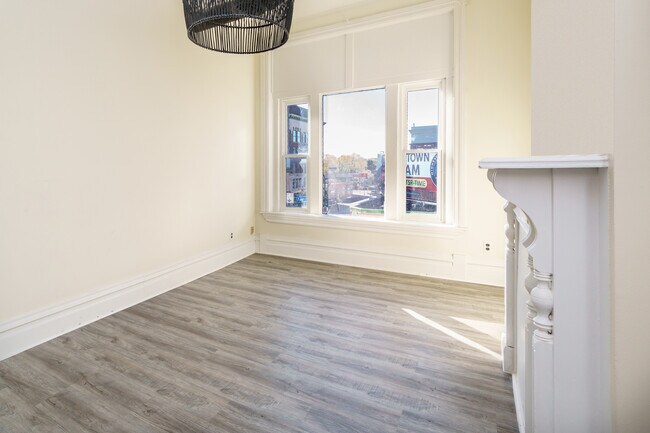 Building Photo - 614-626 W Lake St Unit 614-7