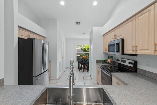 Photo - 1672 Royal Cir