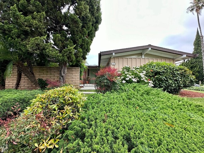 Three bedroom Cliff May Home - Three bedroom Cliff May Home