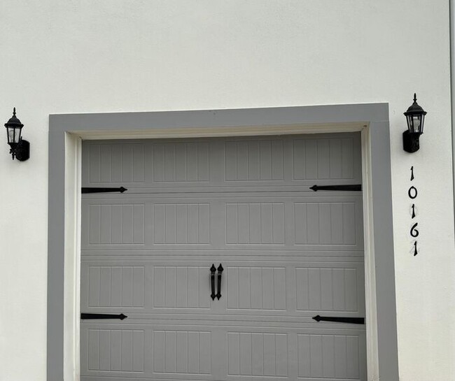 Building Photo - Modern 1/1 Garage Apartment Living in the Heart of Laureate Park!