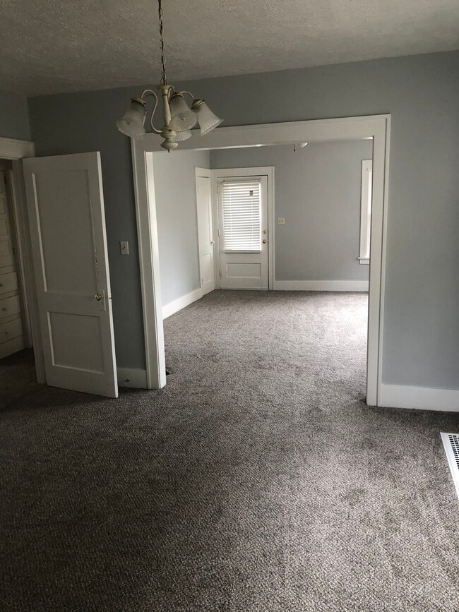 Dining room - 1035 E 28th St Unit 1035