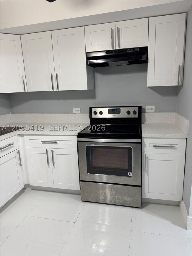 585 NE 163rd St Unit 1