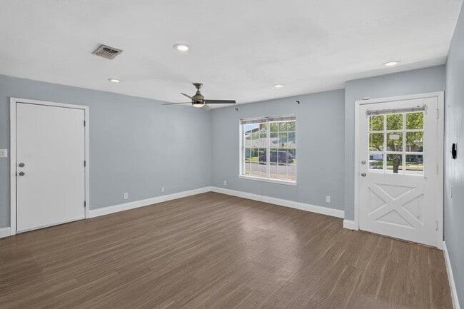 Photo - 8602 Colonial Dr