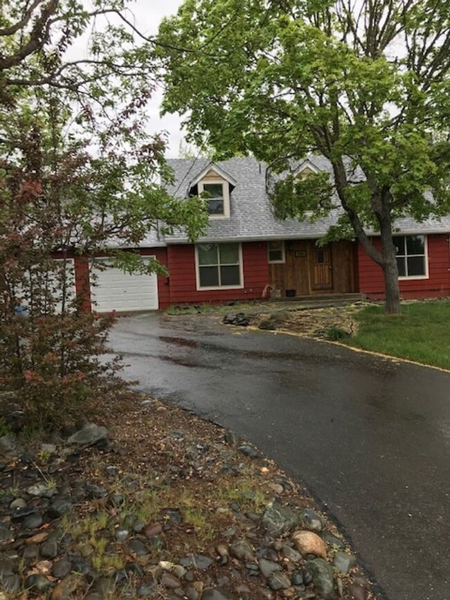 Building Photo - 3BD 2BTH - 2Car Garage, Fenced Yard, Centr... Rental