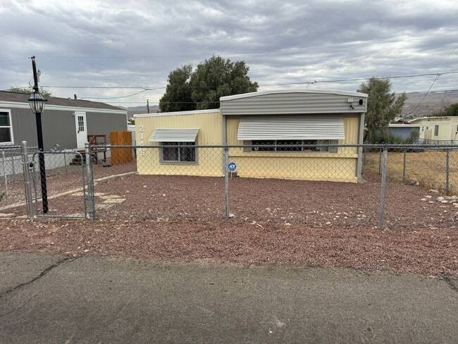 Building Photo - 1 BR 1Ba with enclosed Porch/Patio, fenced yard, RV Parking