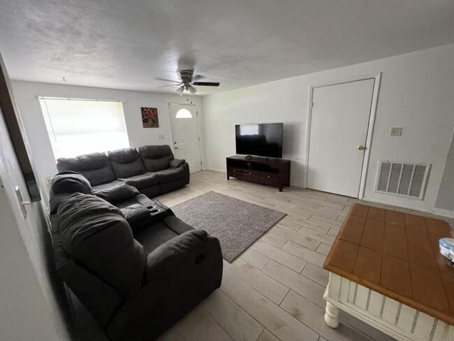 Photo - 404 Quail Roost Dr