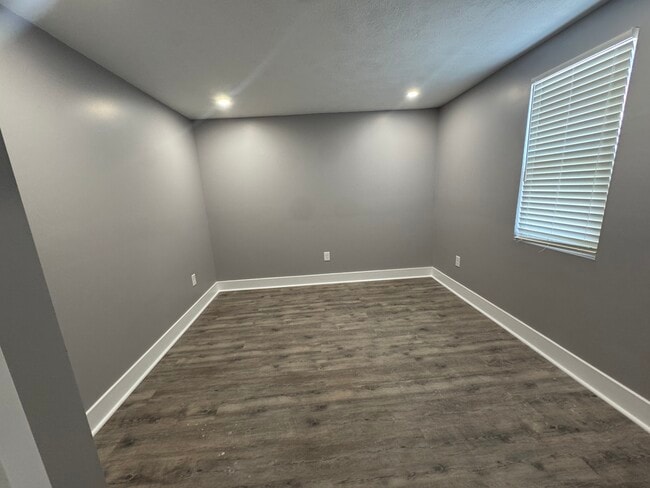 Photo - 352 Ermine Way