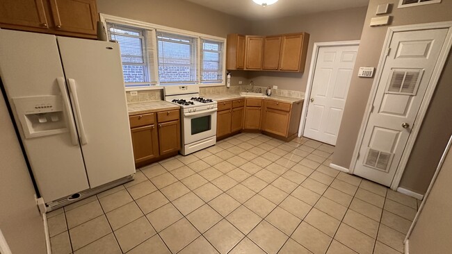 Building Photo - 7948 S Drexel Ave Unit 2