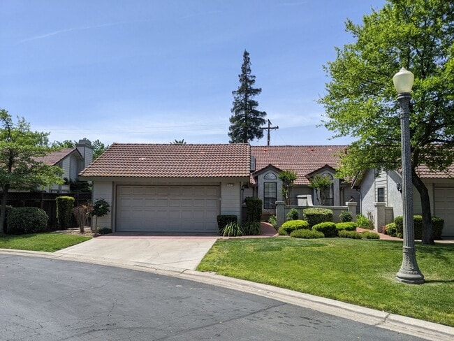 Building Photo - Spacious Bullard Court 2 bedroom 2 bathroo...
