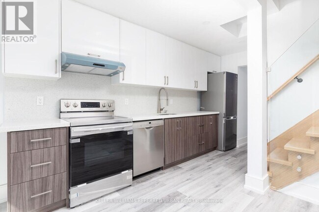 Photo - 1588 King St W