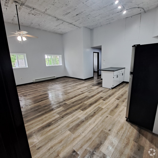 Building Photo - 480 Park St E Rental