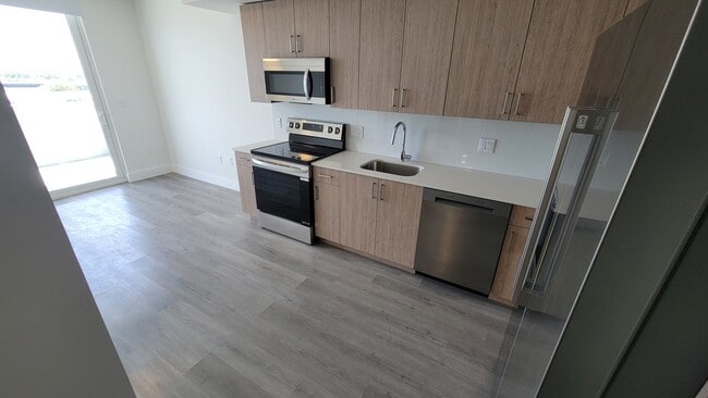 Building Photo - 860 E 28th St Unit B2