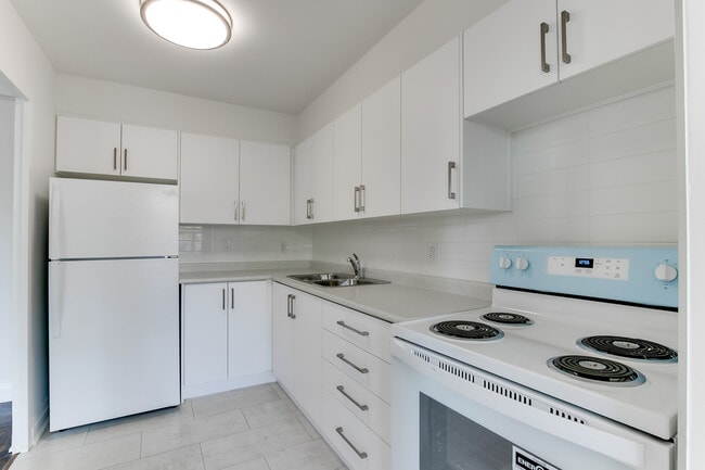 1-Bed - Kitchen - Broadview Towers