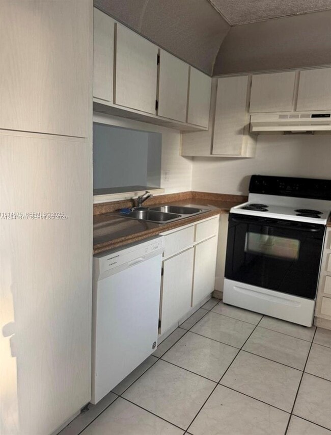 Photo - 8750 Royal Palm Blvd Unidad 209