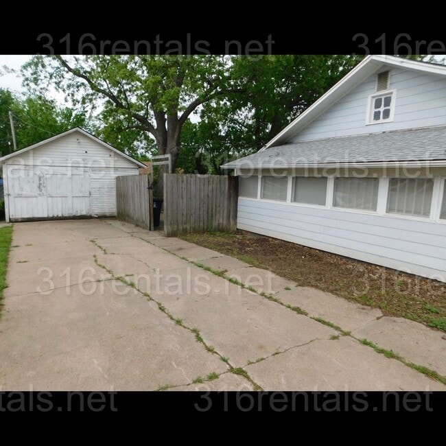 Photo - Cozy 2 bedroom home on corner lot!