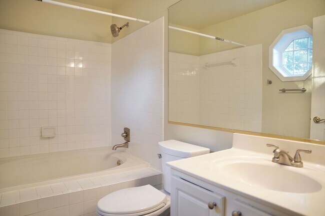 Photo - Beautiful 2 BR/2 BA Condo in Greenbelt Lak...