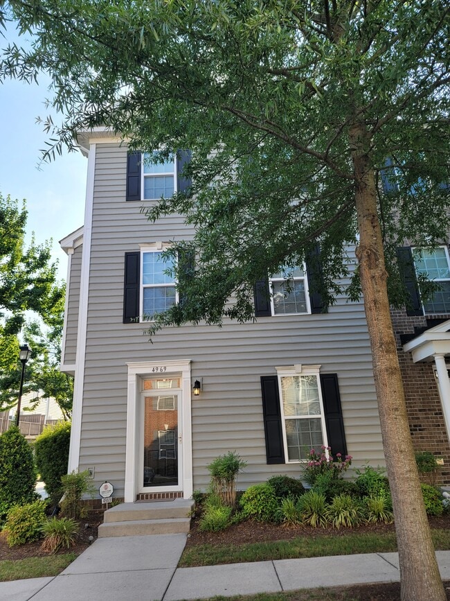 Building Photo - 4969 Almandine Ave