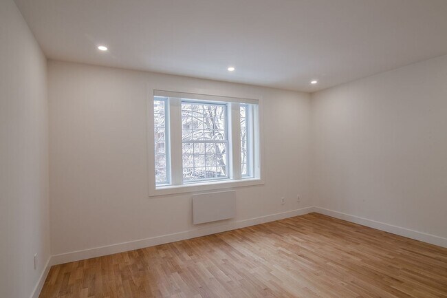 Photo - 2060 Rue du Fort Unit 6