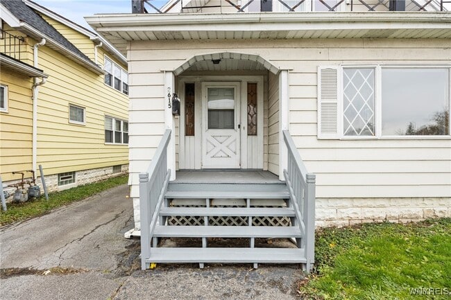 Photo - 2615 Genesee St