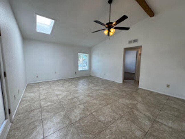 Photo - Bright & Spacious 2 Bedroom Condo with Vaulted Ceilings in Phoenix Unit 10
