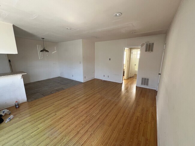 Photo - 143 S St Andrews Pl