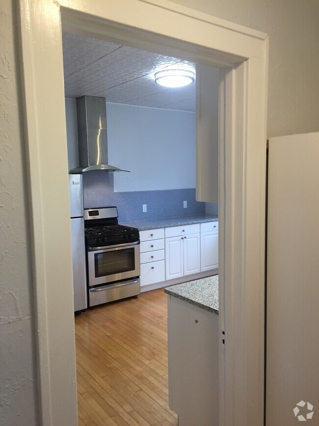Building Photo - 1149 E Dayton St Rental