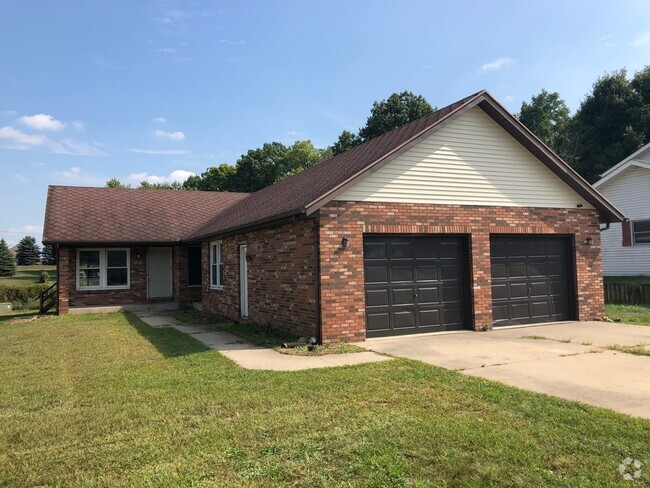 Building Photo - Nice, Recently Renovated 2-Bedroom Duplex ... Rental