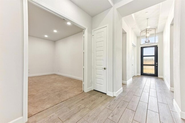 Photo - 163 Kellogg Ln