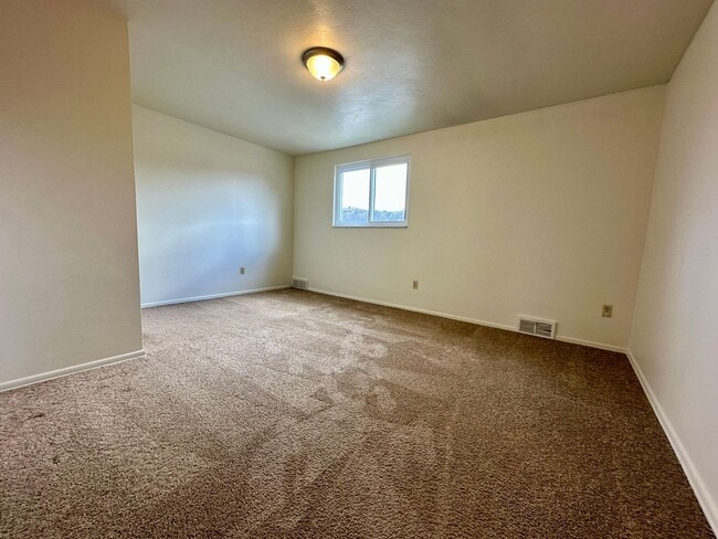 Photo - Spacious 2BR Townhome with Washer and Dryer Hook-ups & Yard! Call us Today for a Showing!