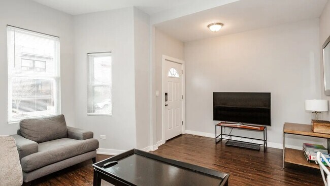 Photo - 1922 N Rockwell St Unidad 1