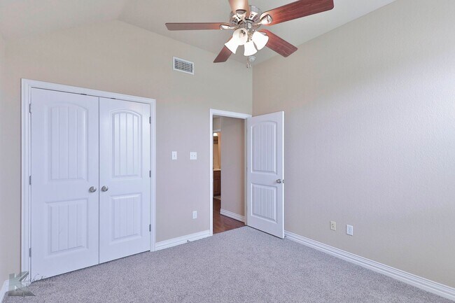 Photo - 4 bed 2 bath; newer carpet!