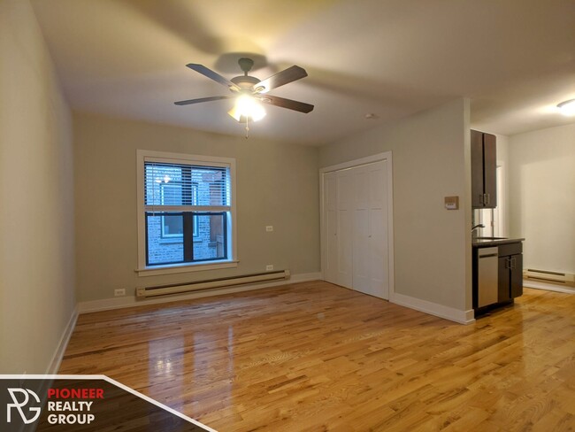 Building Photo - 813 W Cornelia Ave Unit 821A-213