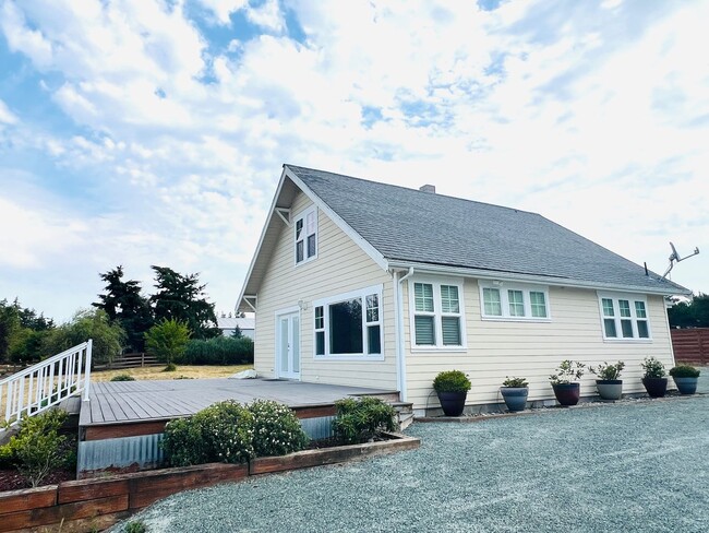 Building Photo - Beautiful 2 bedroom, + office/bonus room i... Rental
