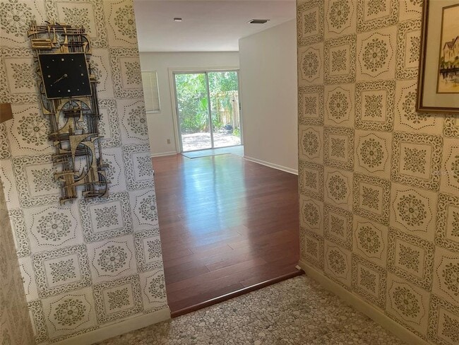 703 NE 5th Pl
