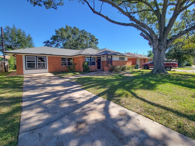 Building Photo - BEAUTIFUL REMODELED BRICK 4 BEDROOCK 2 BATH LEASE HOME IN PASADENA, TEXAS. BRAND NEW PEX PLUMBLIN...