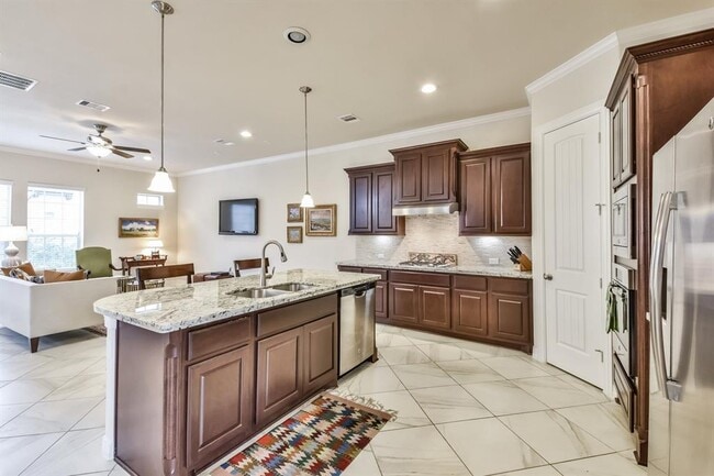 Cocina grande con despensa. - 1410 Upland Orchard Dr
