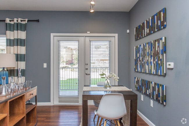 2 Br, Dining Room